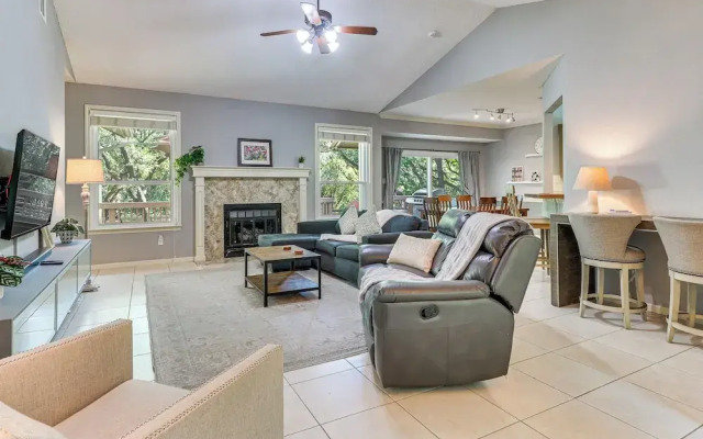 Deck & Greenbelt Access: Lovely Austin Home