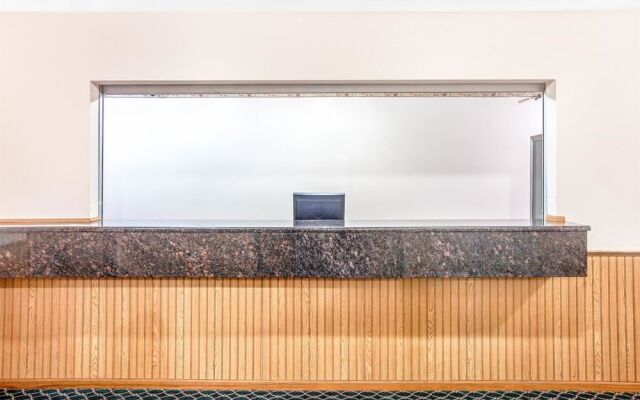 Super 8 by Wyndham McHenry/Fox Lake Area