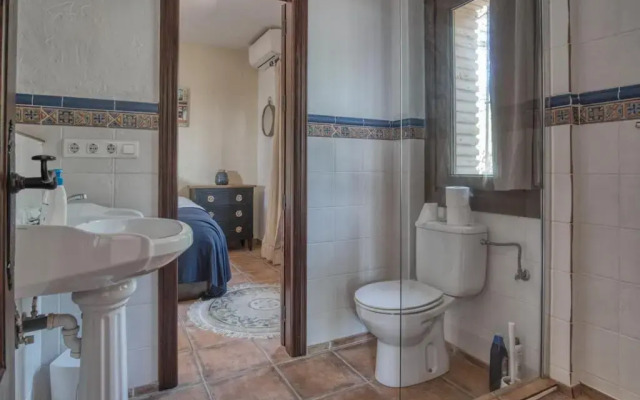 Luxury 4-bedroom villa, private pool and outhouse