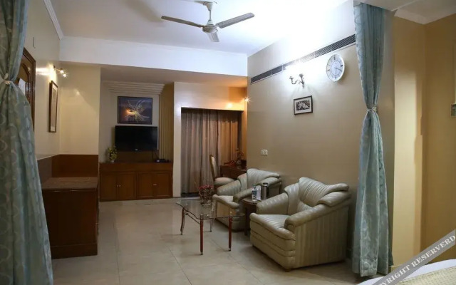 OYO 13052 Hotel Conclave Inn