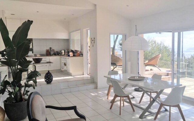 Spacious Villa in Toulon with Private Pool
