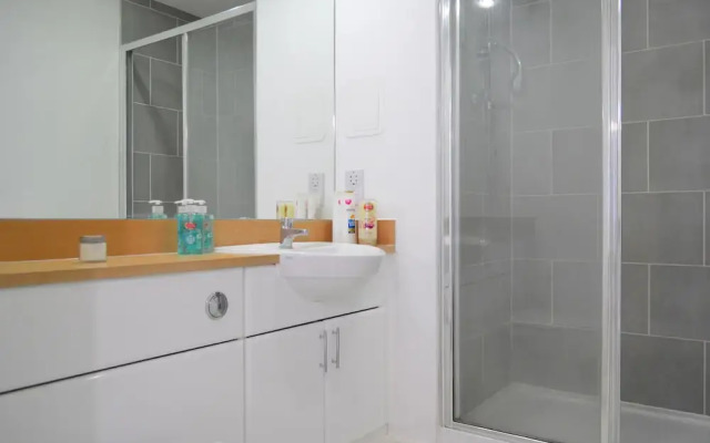 Modern 3 Bedroom Apartment on Dalston Square