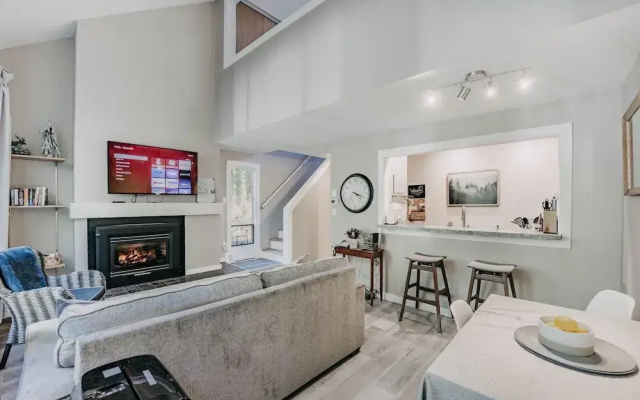 Snowater Condo 45sw With a Media Room