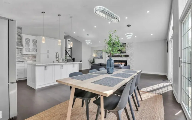 High-ceiling Home Relaxing Patio in Waterloo