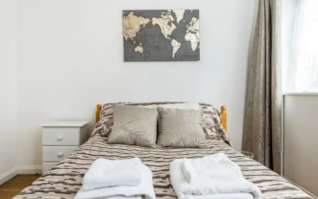 NEW 3BD West Kensington Flat Close to City
