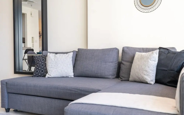 Refined 1BR Retreat in The Point Tower - Marina