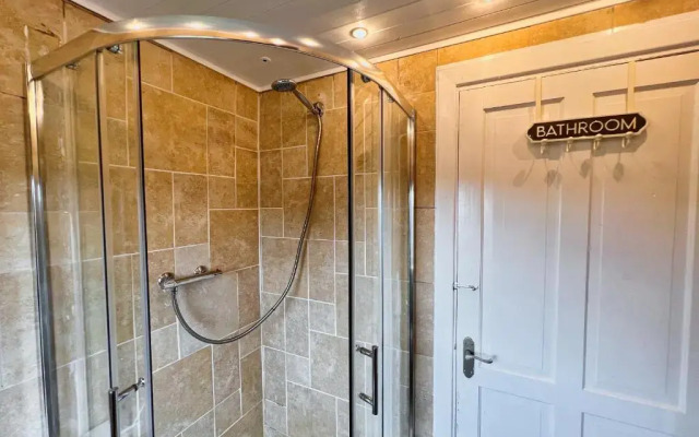 Cosy 3 bed with Parking- Family and Contractors