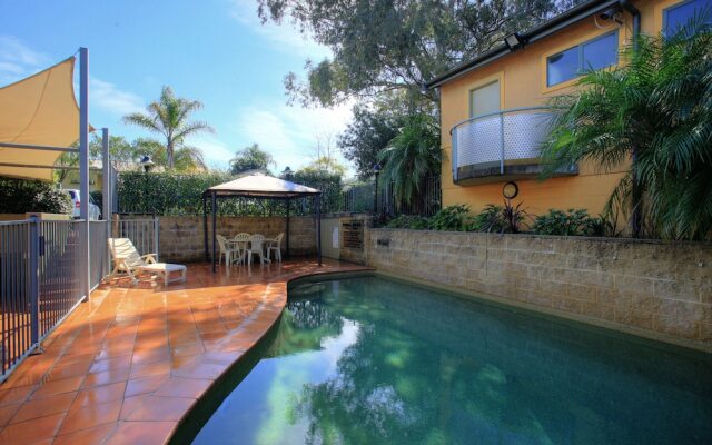 Travellers Motor Village