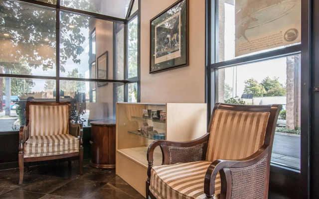 Palm Inn Hotel near Tyler Mall Riverside