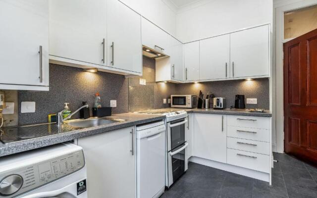Caledonia Suite, Netflix, Free Parking