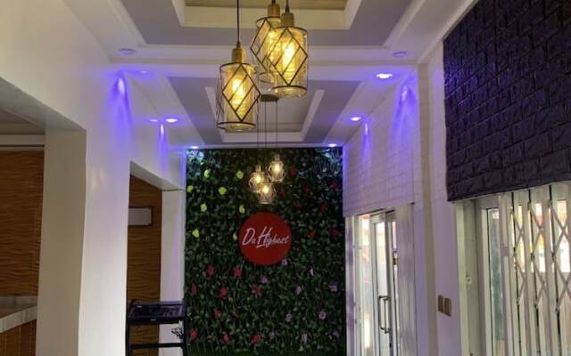 Da Highest Lounge Bar & Restaurant