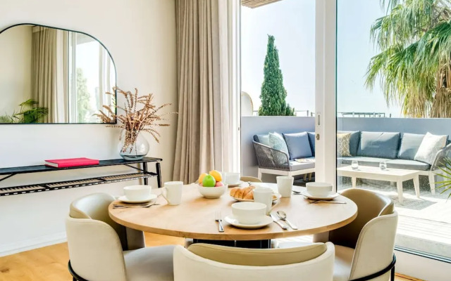 Ultimate Escape in Vibrant De Waterkant at Ishani