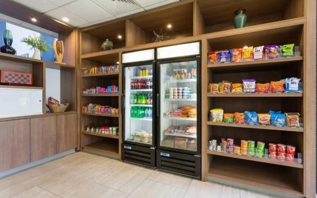 Holiday Inn Roanoke Airport – Conference CTR by IHG