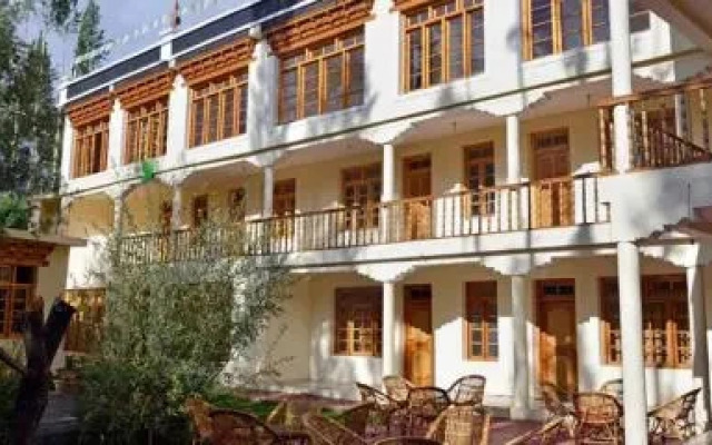 Barath Hotel & Guest House