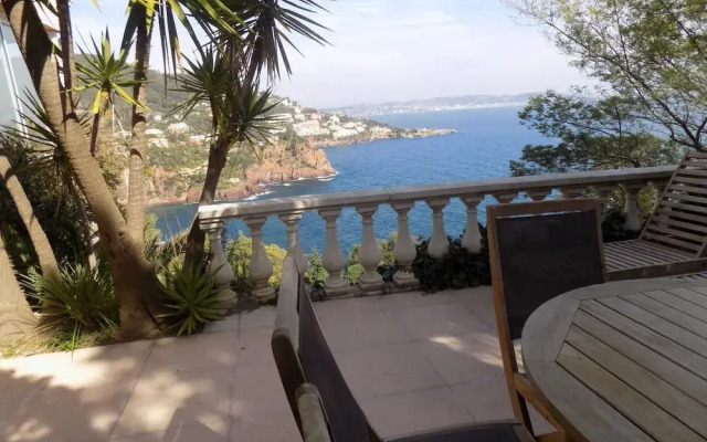 villa moderne avec terrasse et magnifique vue mer