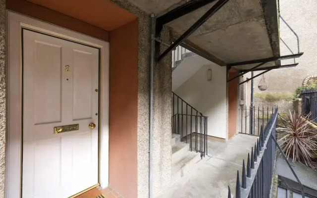 JOIVY Charming 1-Bed Home W/Patio Nearby The Castle