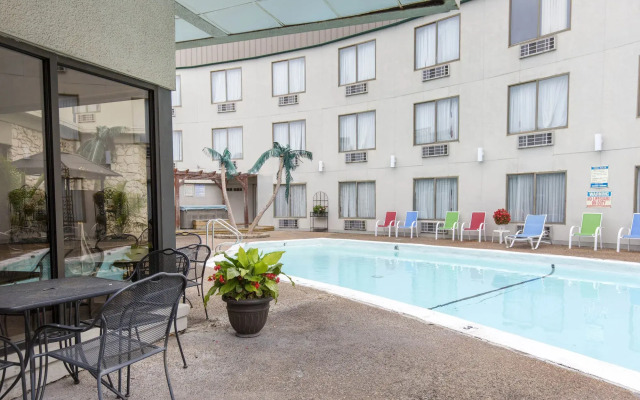 Lamplighter Inn & Suites - South