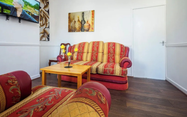 12 Cornwallis Lodge Family Room 1