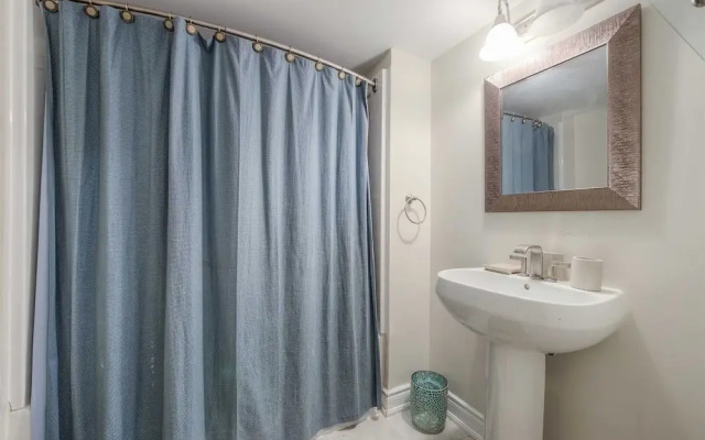 Chic Unit Near Airport and Attractions