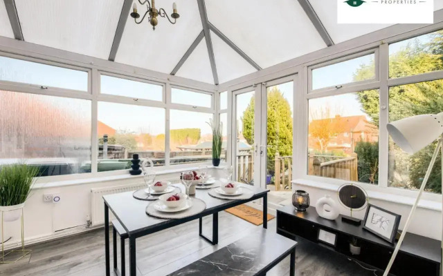 Lavish 3BR House w/ Garden - OSB