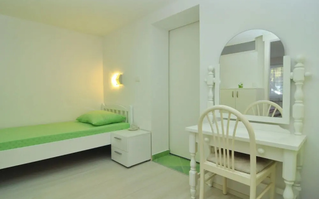 Spacious Modern Apt. With big Patio and sea View
