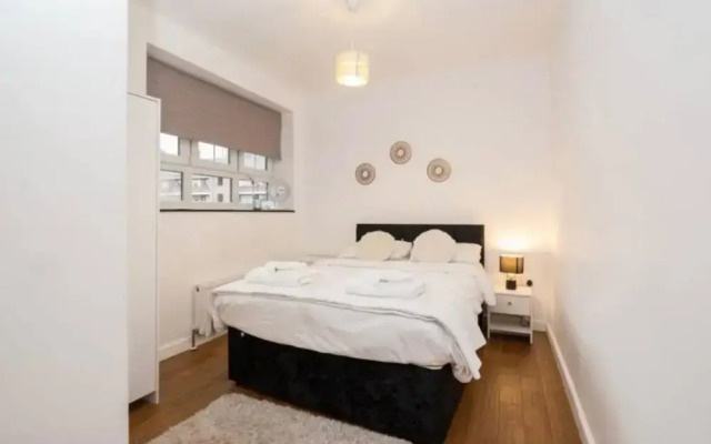 Modern London Apartment With 4 Bedrooms