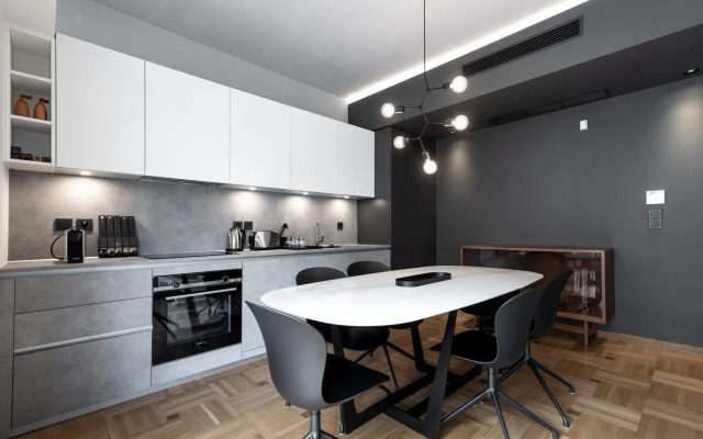 Grey and White 2BD Apartment 132m2 Free Parking