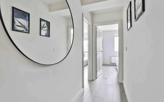 Superb Newly Extended House near Peak District, parking