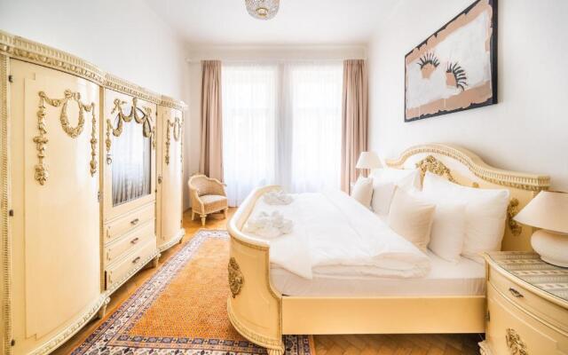 Kafka Apartment 4BR+2bath Old Town