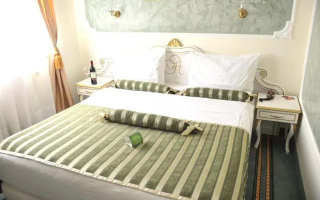 Queen's Astoria Design Hotel
