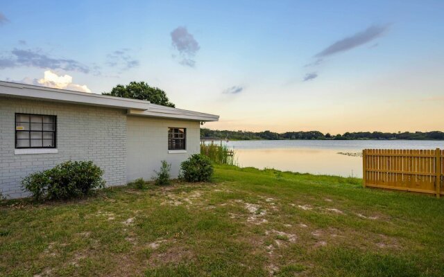 Lovely Lakefront Home w/ Grill: 7 Mi to Legoland!