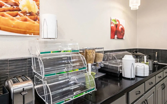 Farragut Inn & Suites