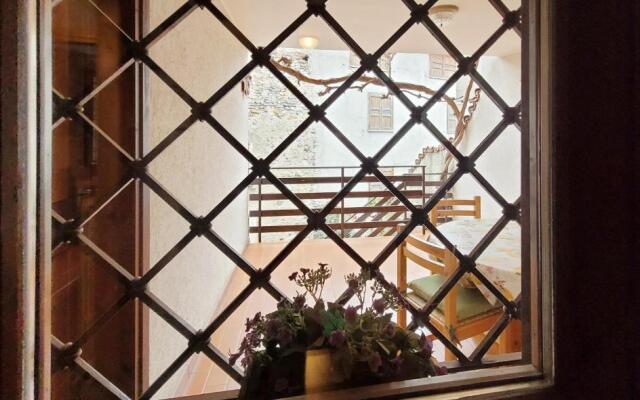 Mountain apartment in an authentic courtyard