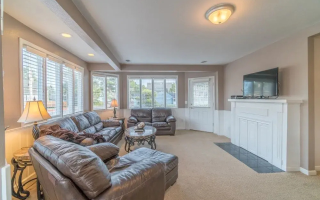 Beach Retreat 4 Bedrooms 2 Bathrooms Home