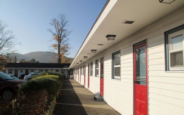 Monument Mountain Motel