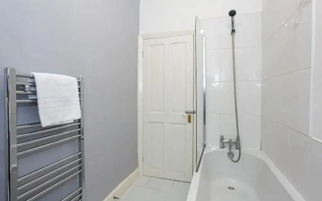 Spacious Cosy 2 Bedroom House by Bridgewater Canal