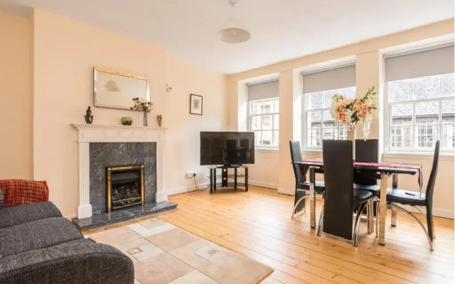 Sunny & spacious Royal Mile apt dating from 1677