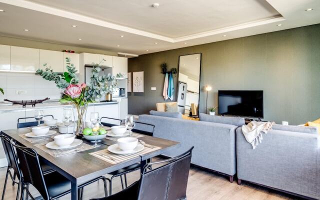 Urban Chic Apartment Close to Waterfront Warwick