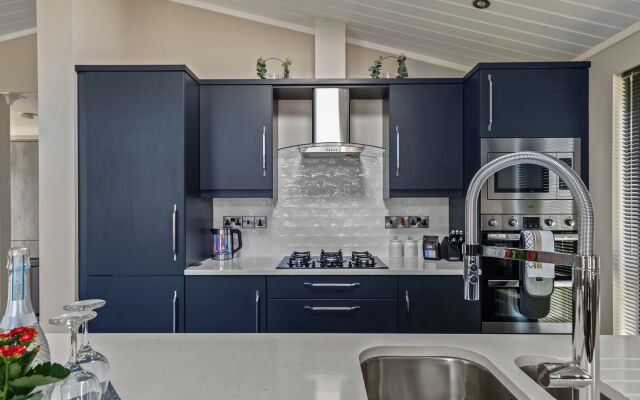 Dewin Bach - Luxury Lodge, Hot Tub, Close to Beach