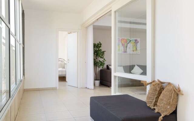 Bright and Fresh Family Home near Beach