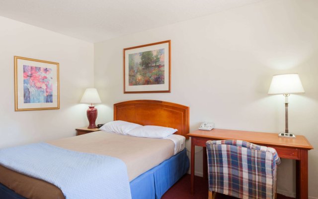 Days Inn by Wyndham Castaic Six Flags Magic Mountain