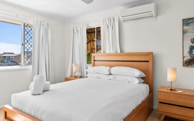 Family Friendly 2 Bed Flat With Balcony