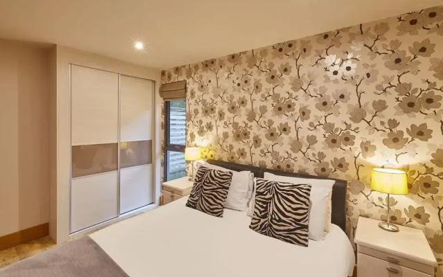 Host Stay Simon Howe Lodge