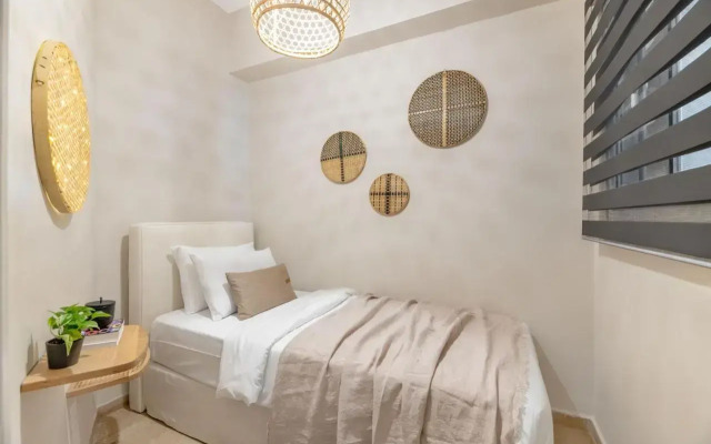 Minimal Retreat w/ Watercoloured Sunset View