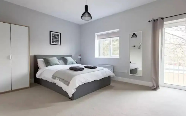 Amazing Modern 2 Bedroom Apartment in Zone 1!