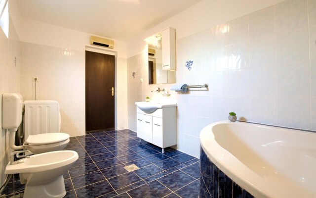 Awesome Home in Jadreski With 4 Bedrooms and Wifi