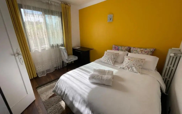 Charming AC 2-bedroom apartment Antibes city center family, couples friendly
