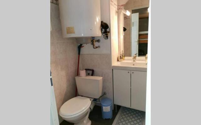 Studio mansardé 18 m2 climatisé avec piscine privée