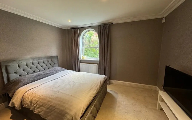 Luxury Apartment In London - Pool Spa & Gym
