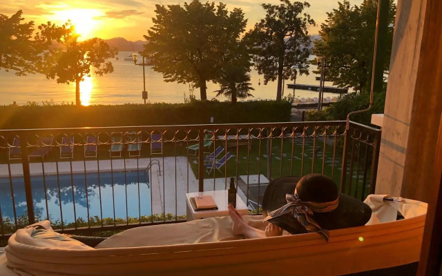 Front Lake Studio with Loft Bed and Pool